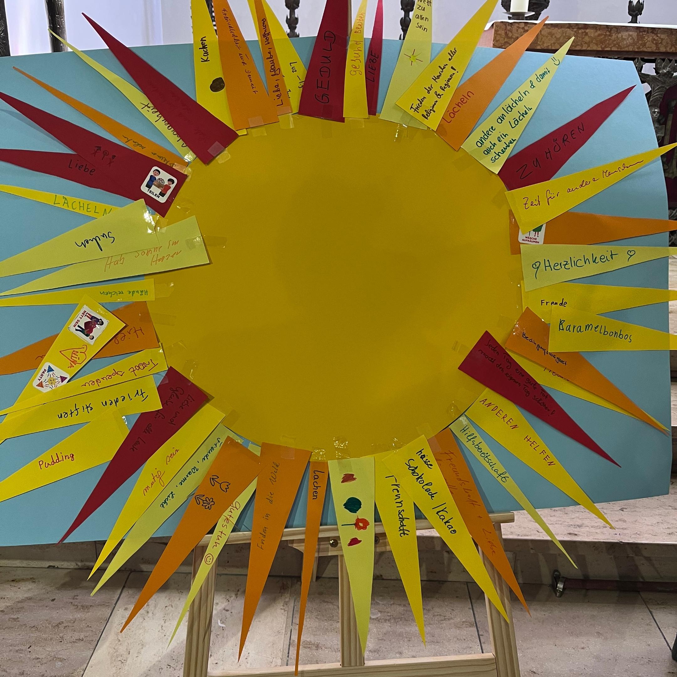 Auf einer Staffelei eine große Sonne aus gelbem Karton