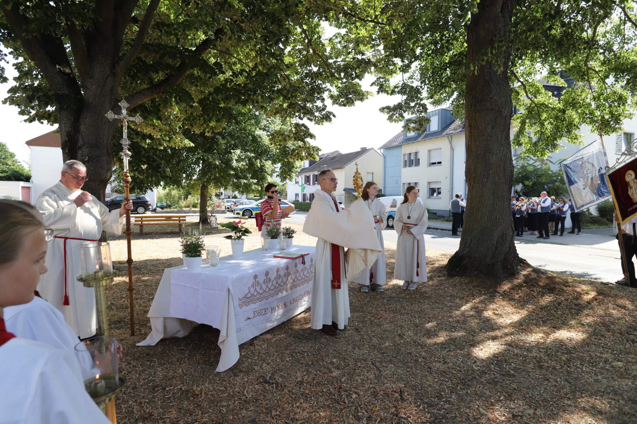 Unter einem Baum ein Altar aufgebaut Priester spendet Segen mit der Monstranz