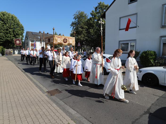 Prozession anlässlich der Kirmes in Moselweiß, MessdienerInnen gefolgt von Pastor mit der Monstranz und Gemeindemitgliederm
