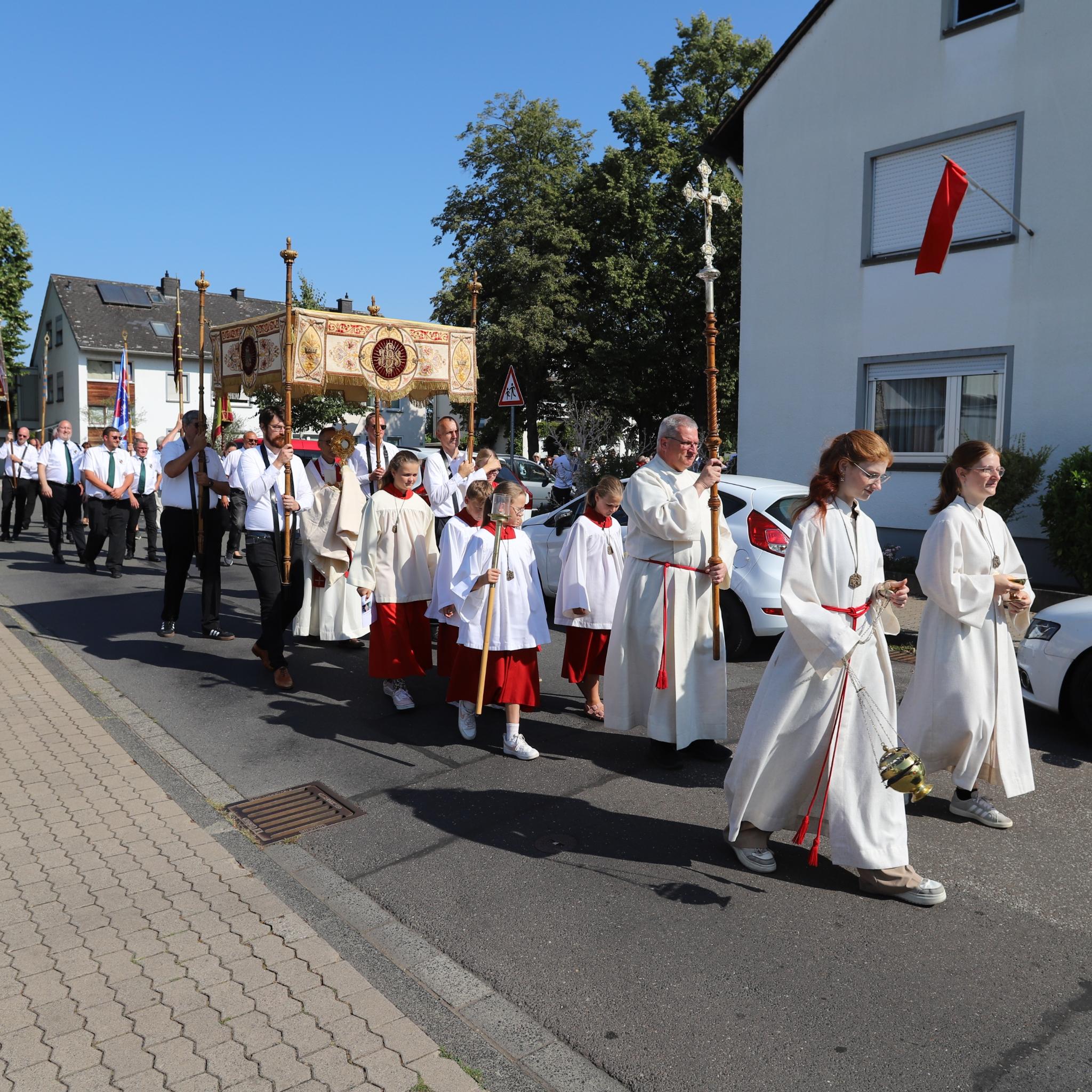 Prozession anlässlich der Kirmes in Moselweiß, MessdienerInnen gefolgt von Pastor mit der Monstranz und Gemeindemitgliederm
