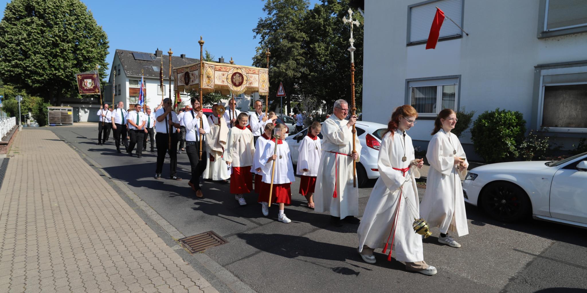 Prozession anlässlich der Kirmes in Moselweiß, MessdienerInnen gefolgt von Pastor mit der Monstranz und Gemeindemitgliederm