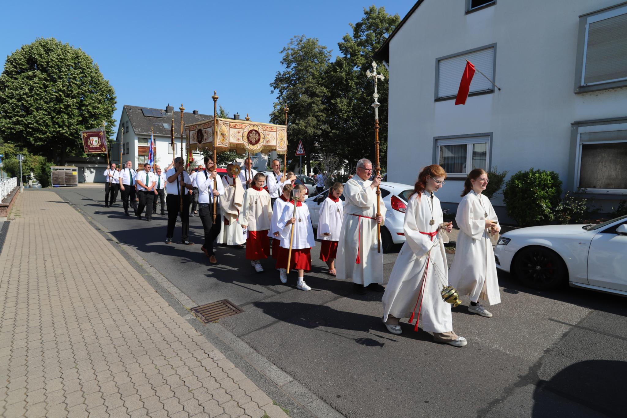 Prozession anlässlich der Kirmes in Moselweiß, MessdienerInnen gefolgt von Pastor mit der Monstranz und Gemeindemitgliederm