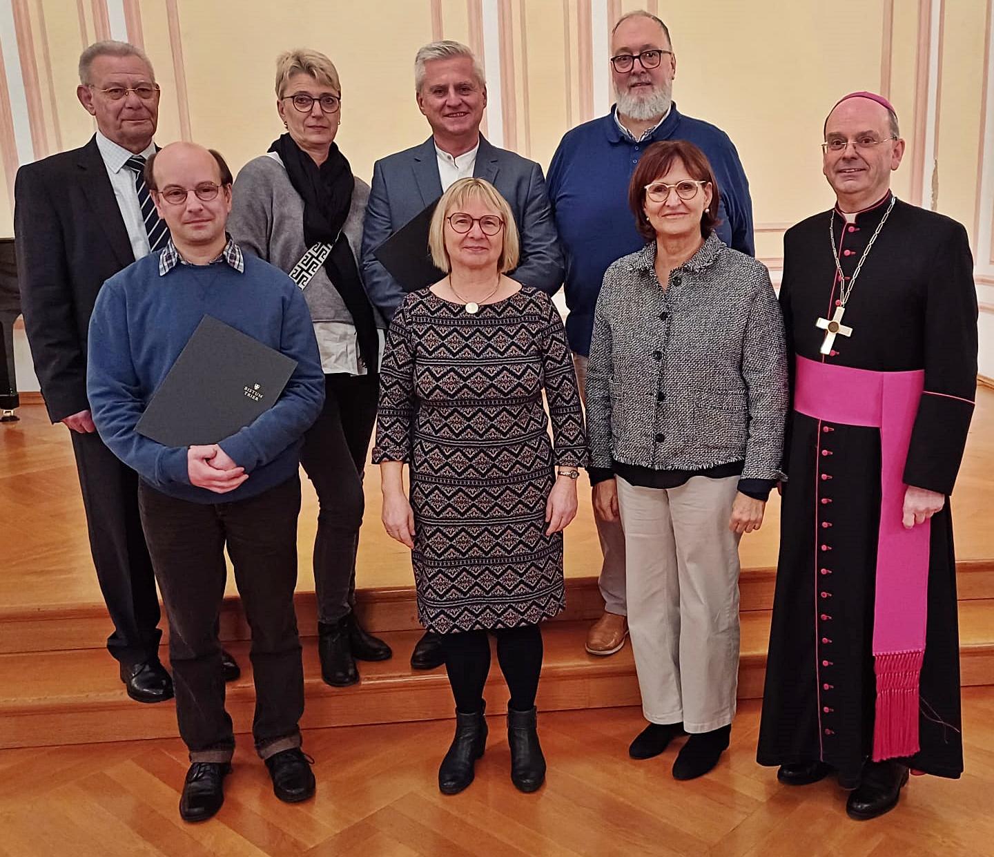 Abschlussfoto Kursabschluss ehrenamtliche Begräbnisleiter in Trier Gruppenfoto