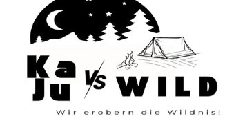 Grafik Zeltlager der KaJu, zu sehen ist ein Zelt, ein Lagerfeuer, Nadelbäume und Mond und Sterne, sowie der Schriftzug KaJu v/s WILD, wir erobern die Wildnis