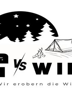 Grafik Zeltlager der KaJu, zu sehen ist ein Zelt, ein Lagerfeuer, Nadelbäume und Mond und Sterne, sowie der Schriftzug KaJu v/s WILD, wir erobern die Wildnis