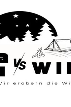 Grafik Zeltlager der KaJu, zu sehen ist ein Zelt, ein Lagerfeuer, Nadelbäume und Mond und Sterne, sowie der Schriftzug KaJu v/s WILD, wir erobern die Wildnis