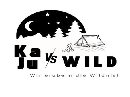 Grafik Zeltlager der KaJu, zu sehen ist ein Zelt, ein Lagerfeuer, Nadelbäume und Mond und Sterne, sowie der Schriftzug KaJu v/s WILD, wir erobern die Wildnis