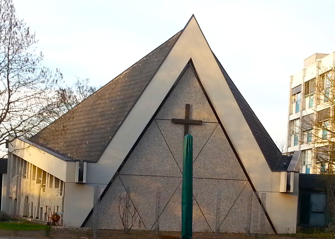 Außenansicht auf die Kapelle St. Bruno der DeHaye'schen Stiftung, außergewöhnlichist die dreieckige Form