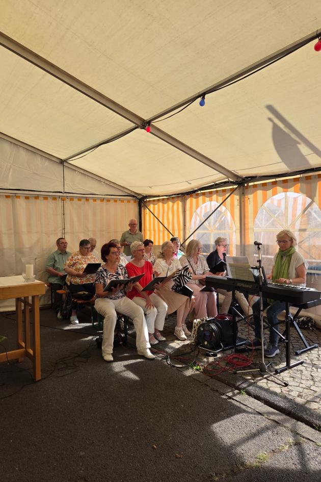 Mitglieder und Chorleiterin des Kirchenchores St. Beatus im Festzelt beim Kirmesgottesdienst