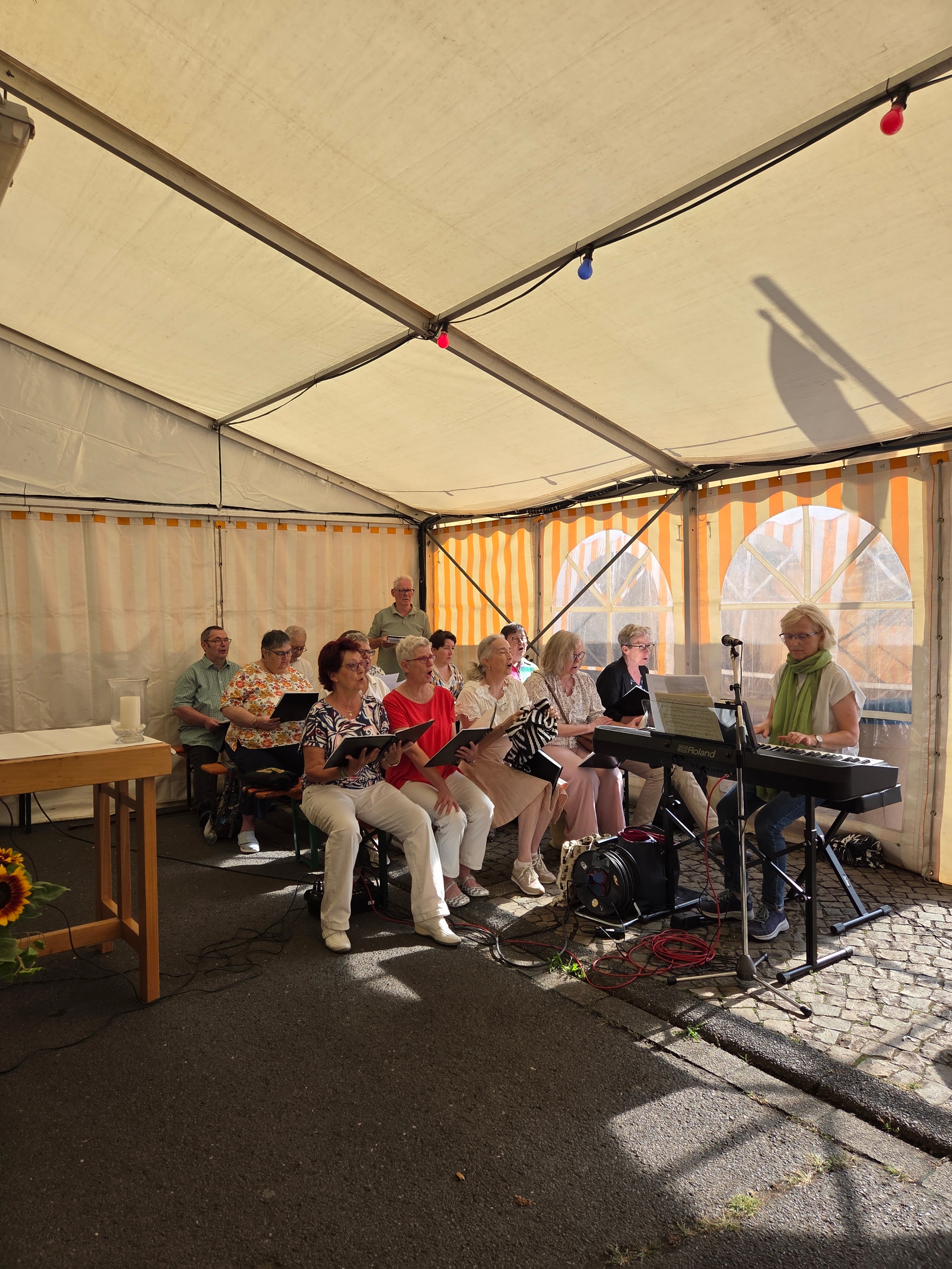Mitglieder und Chorleiterin des Kirchenchores St. Beatus im Festzelt beim Kirmesgottesdienst