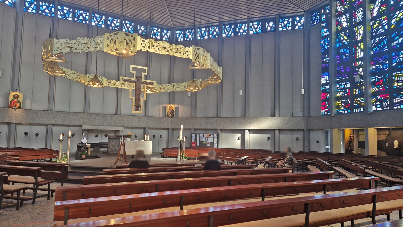 Blick auf den Innenraum der Kirche, der Altar ist in der Mitte, rechts ein Fenster