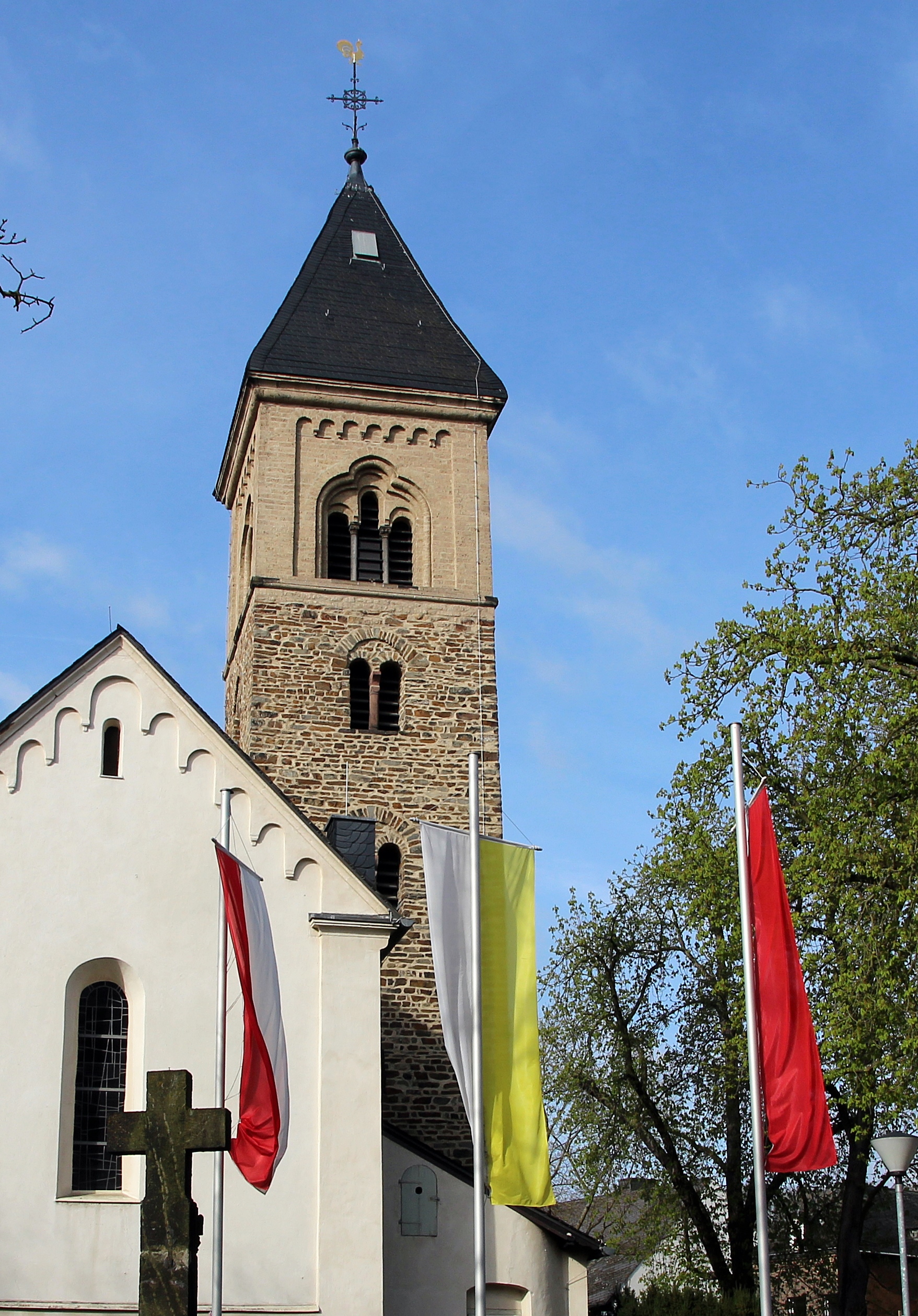 Kirche St. Laurentius von außen Blick Rückseite mit Sakristei, davor Fahnen