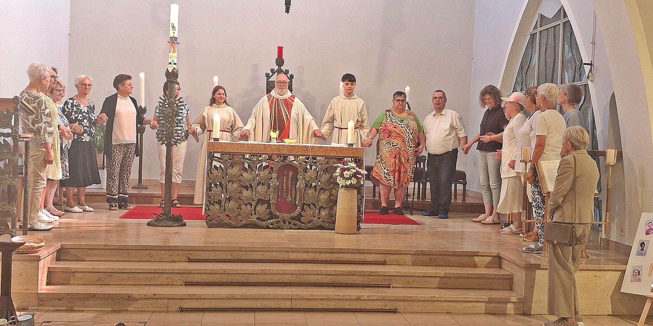 zu sehen ist der Altarraum der Kirche St. Beatus, hinter dem Altar steht Pfarrer Michael Frevel, rechts und links von ihm stehen Personen im Halbkreis, alle haben sich an der Hand gefasst (c) Claudia Castor-Ott zu sehen ist der Altarraum der Kirche St. Beatus, hinter dem Altar steht Pfarrer Michael Frevel, rechts und links von ihm stehen Personen im Halbkreis, alle haben sich an der Hand gefasst