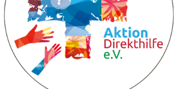 in der Mitte ein buntes Kreuz, kreisförmig drumherum sind fünf zum Kreuz ausgestreckte Hände, außerdem der Schriftzug