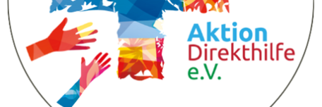 in der Mitte ein buntes Kreuz, kreisförmig drumherum sind fünf zum Kreuz ausgestreckte Hände, außerdem der Schriftzug