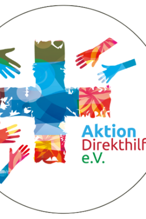 in der Mitte ein buntes Kreuz, kreisförmig drumherum sind fünf zum Kreuz ausgestreckte Hände, außerdem der Schriftzug