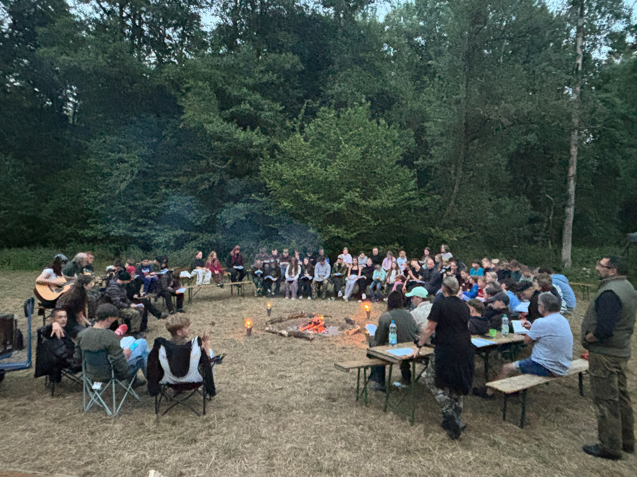 TeilnehmerInnen des Zeltlagers um ein Lagerfeuer (c) Dirk Ganser/Franziska Schwenk TeilnehmerInnen des Zeltlagers um ein Lagerfeuer