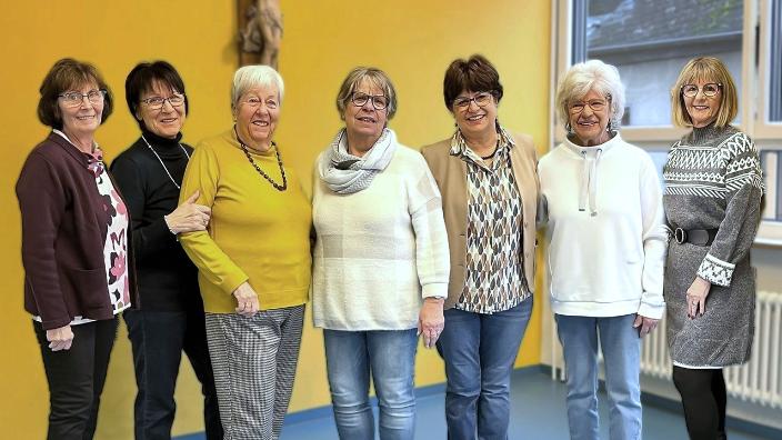 auf dem Foto sind die fünf Damen des Leitungsteams kfd St. Elisabeth Koblenz zu sehen, Auf dem Foto von links nach rechts: Marlies Schupp, Gerda Blau, Christa Vitten ( Altvorstand) Waltraud Scheer, Angelika Essig, Margit Weber, Uschi Lange