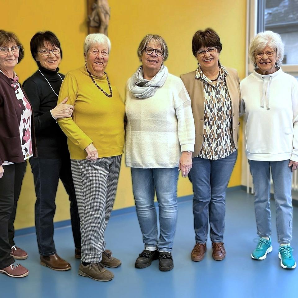 auf dem Foto sind die fünf Damen des Leitungsteams kfd St. Elisabeth Koblenz zu sehen, Auf dem Foto von links nach rechts: Marlies Schupp, Gerda Blau, Christa Vitten ( Altvorstand) Waltraud Scheer, Angelika Essig, Margit Weber, Uschi Lange