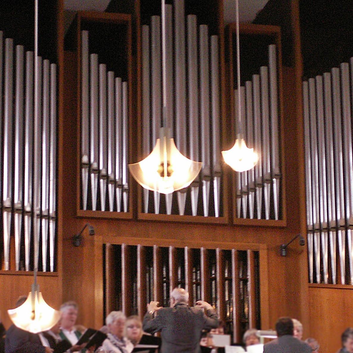 Orgel St. Elisabeth Foto Hans Geißen (c) Hans Geißen Foto der Orgel der Kirche St. Elisabeth Koblenz davor steht ein Dirigent
