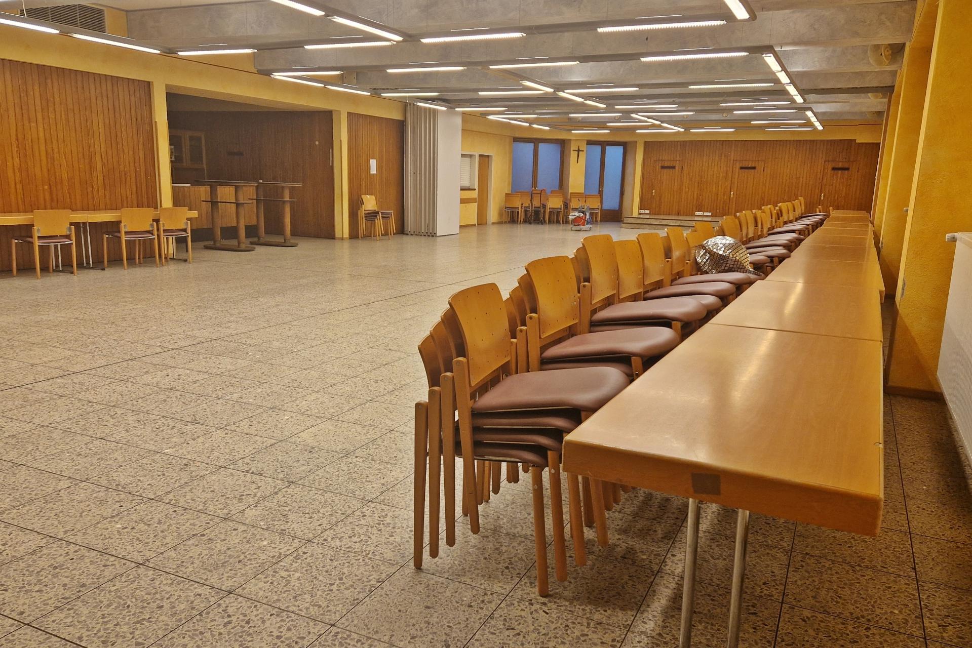 Saal St. Franziskus großer gefliester Raum, Küche mit Holz verkleidet (c) Andrea Maßfeller Saal St. Franziskus großer gefliester Raum, Küche mit Holz verkleidet