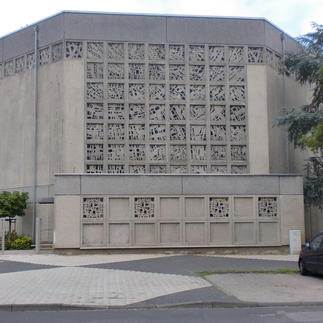 Blick von außen auf die Kirche St. Franziskus Rückseite mit Tür zum Feierhof