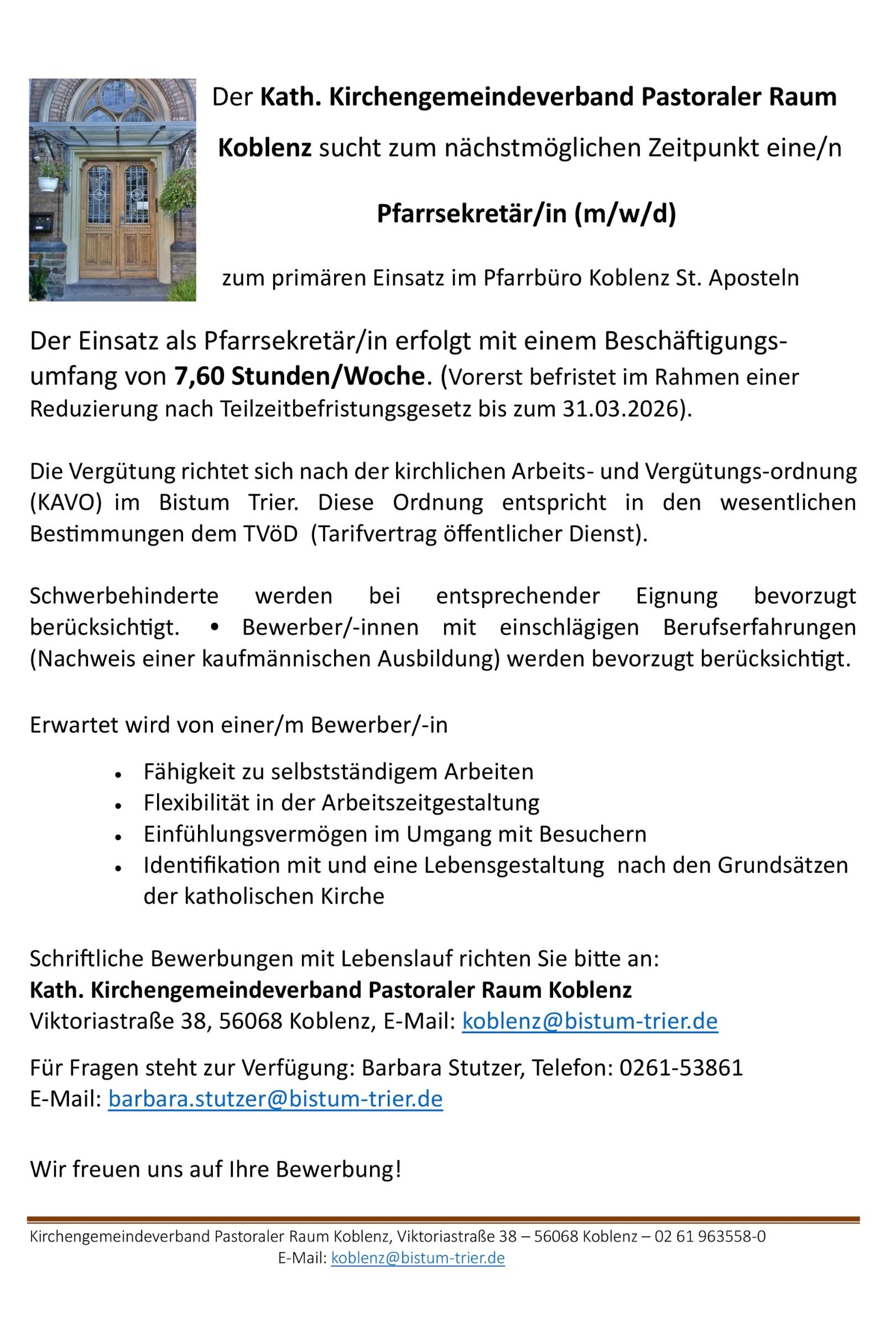 Stellenanzeige Pfarrbüro 7,6 h, links oben ein Foto des Eingangs zum Pfarrhaus des Einsatzortes