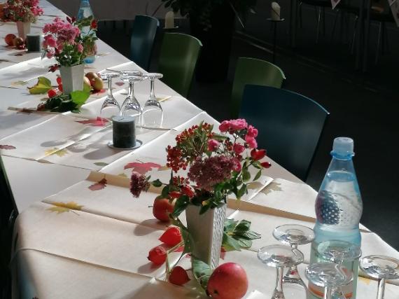 festlich gedeckte Tafel in der Kirche