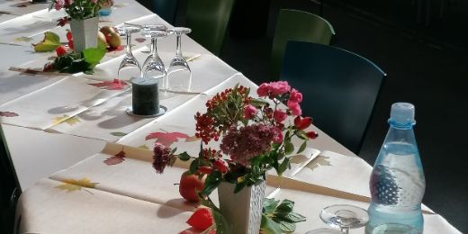 festlich gedeckte Tafel in der Kirche