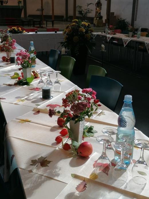 festlich gedeckte Tafel in der Kirche