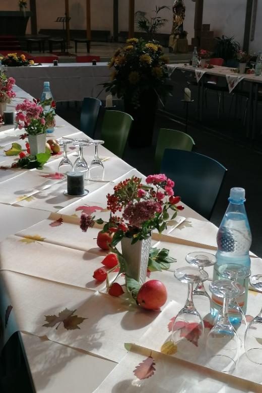 festlich gedeckte Tafel in der Kirche