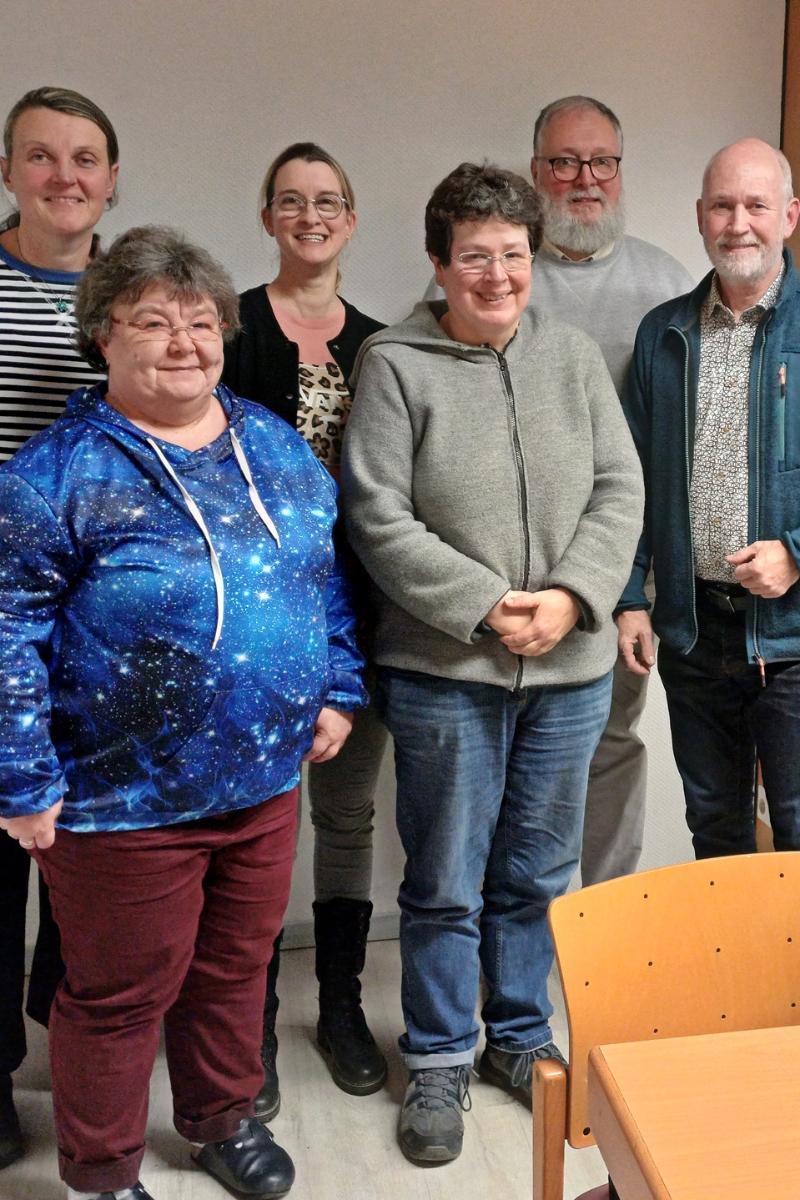 Zu sehen sind die 4 Frauen und zwei Männer, die für ein Gruppenfoto zusammenstehen