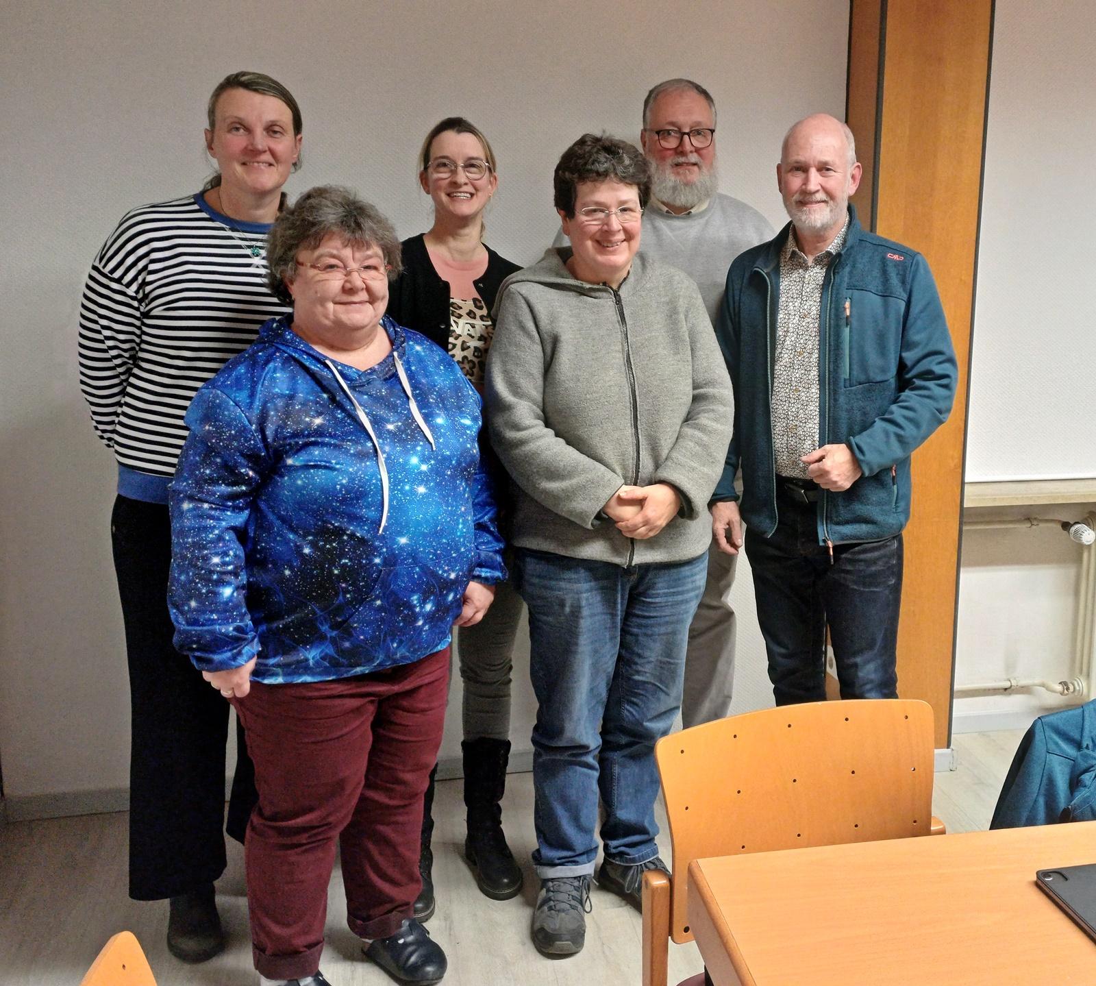 Zu sehen sind die 4 Frauen und zwei Männer, die für ein Gruppenfoto zusammenstehen
