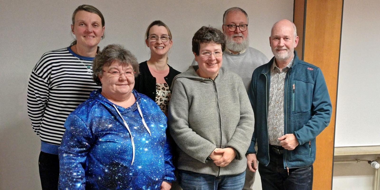 Zu sehen sind die 4 Frauen und zwei Männer, die für ein Gruppenfoto zusammenstehen