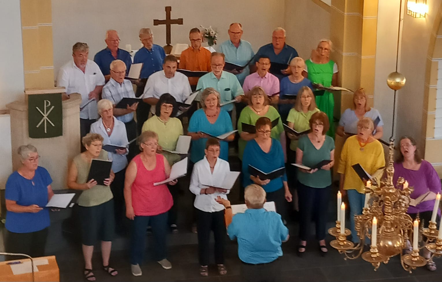 Winningen Männer und Frauen die mit Begeisterung in einer Kirche in Winningen singen