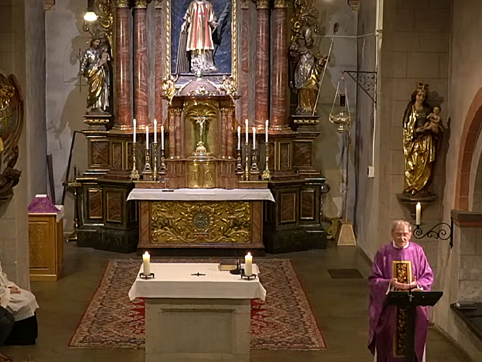 Zu sehen ist der Altarbereich der Kirche St. Laurentius, Ausschnitt aus einer Hl. Messe mit Rektor Scho
