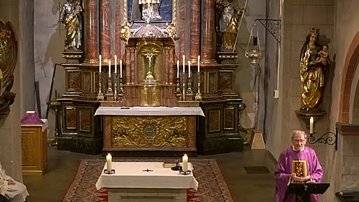 Zu sehen ist der Altarbereich der Kirche St. Laurentius, Ausschnitt aus einer Hl. Messe mit Rektor Scho