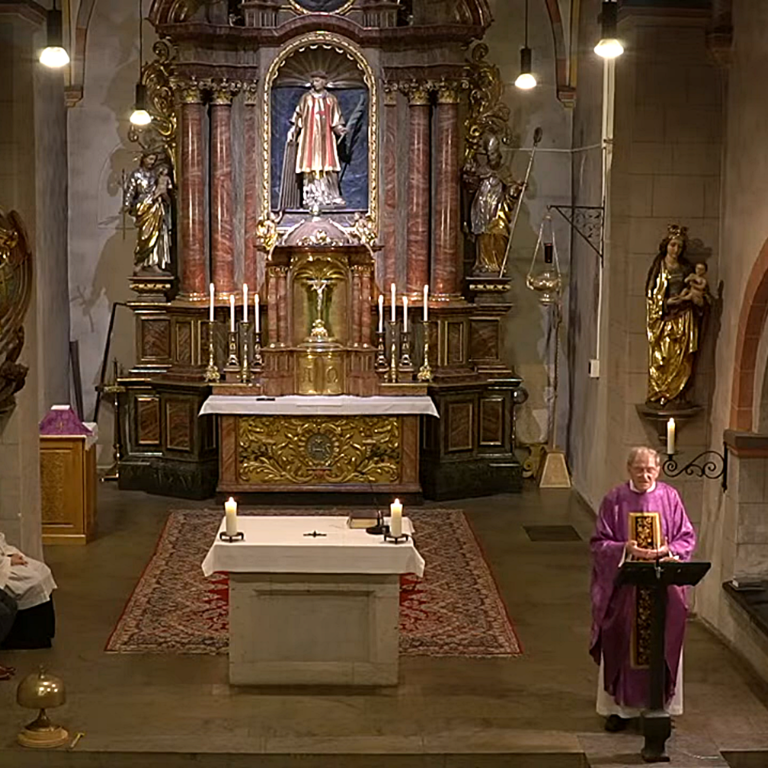 Zu sehen ist der Altarbereich der Kirche St. Laurentius, Ausschnitt aus einer Hl. Messe mit Rektor Scho