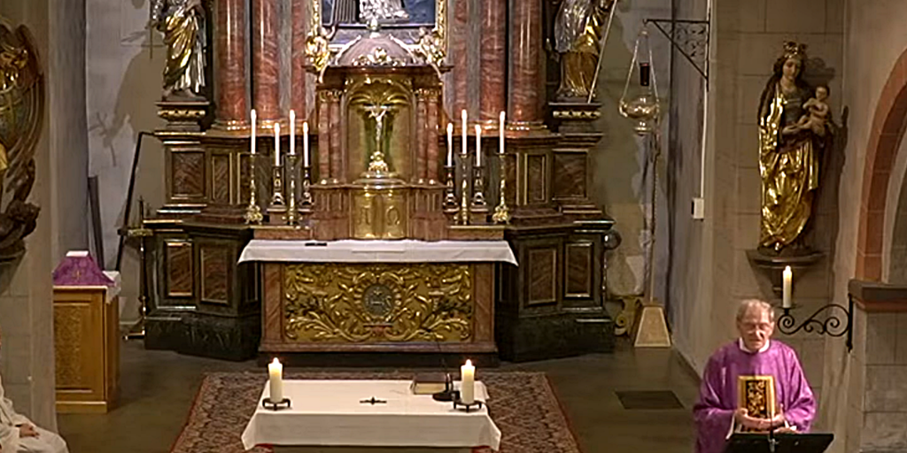 Zu sehen ist der Altarbereich der Kirche St. Laurentius, Ausschnitt aus einer Hl. Messe mit Rektor Scho