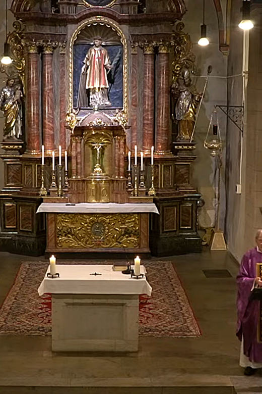Zu sehen ist der Altarbereich der Kirche St. Laurentius, Ausschnitt aus einer Hl. Messe mit Rektor Scho