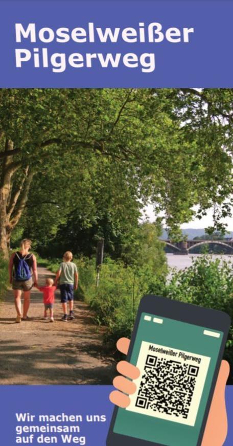 Man sieht das Deckblatt des Flyers Moselweißer Pilgerweg. Zu sehen ist eine Frau die mit ihren Kindern Hand in Hand auf einem Weg spaziert. Weiter unten ist ein QR-Code zu sehen