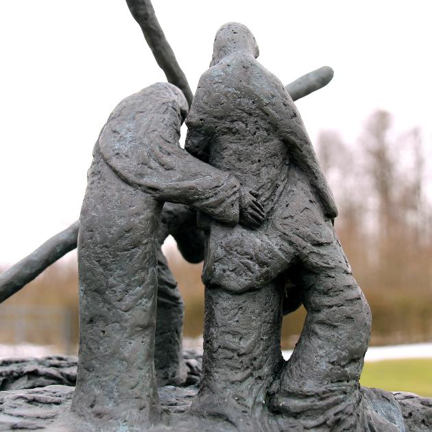 Frauen mit Jesus auf dem Kreuzweg Plastik Madfelder Kreuzweg