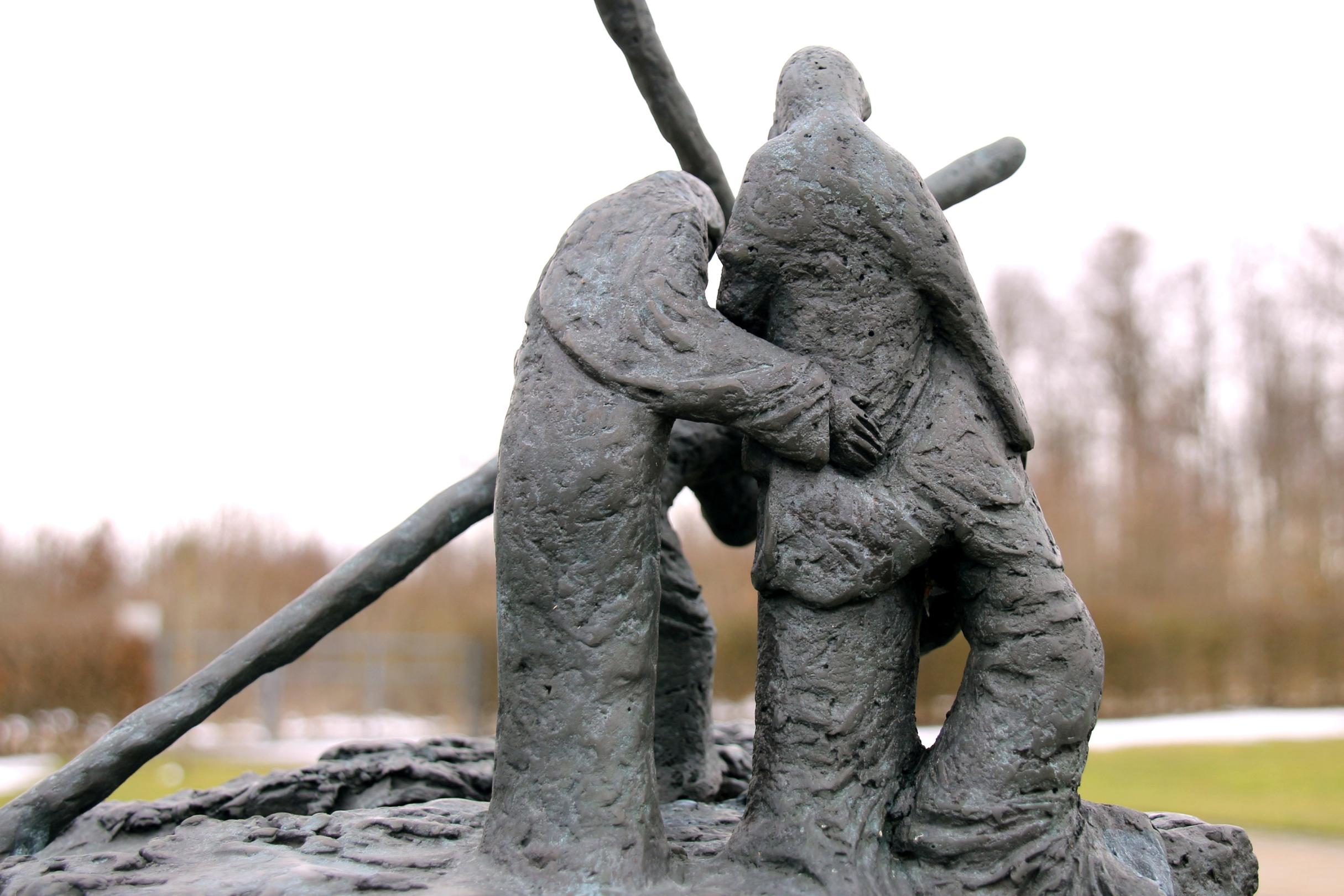 Frauen mit Jesus auf dem Kreuzweg Plastik Madfelder Kreuzweg