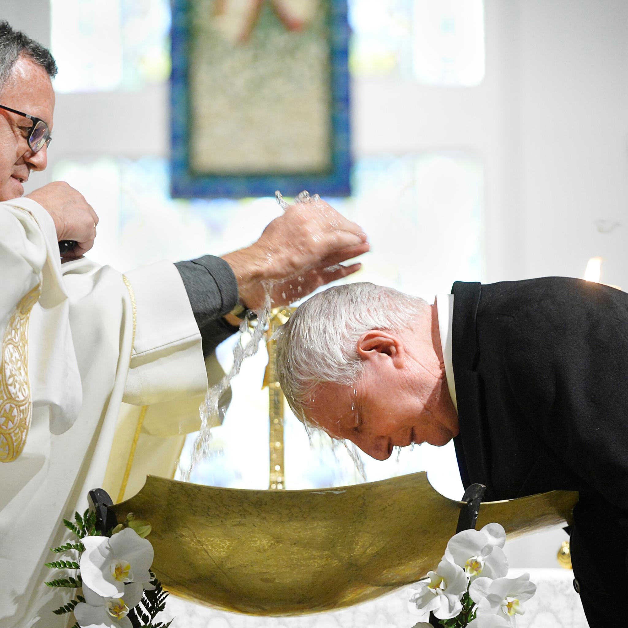 Auch in der katholischen Kirche gibt es die Erwachsenentaufe. Vorbereitende mehrmonatige Glaubensgespräche sind hier aber die Regel.
