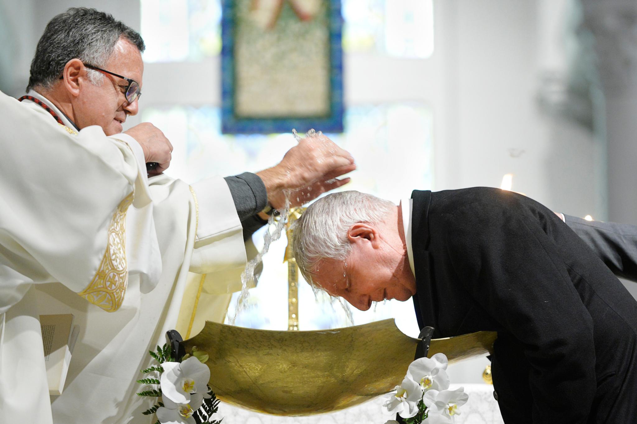 Auch in der katholischen Kirche gibt es die Erwachsenentaufe. Vorbereitende mehrmonatige Glaubensgespräche sind hier aber die Regel.